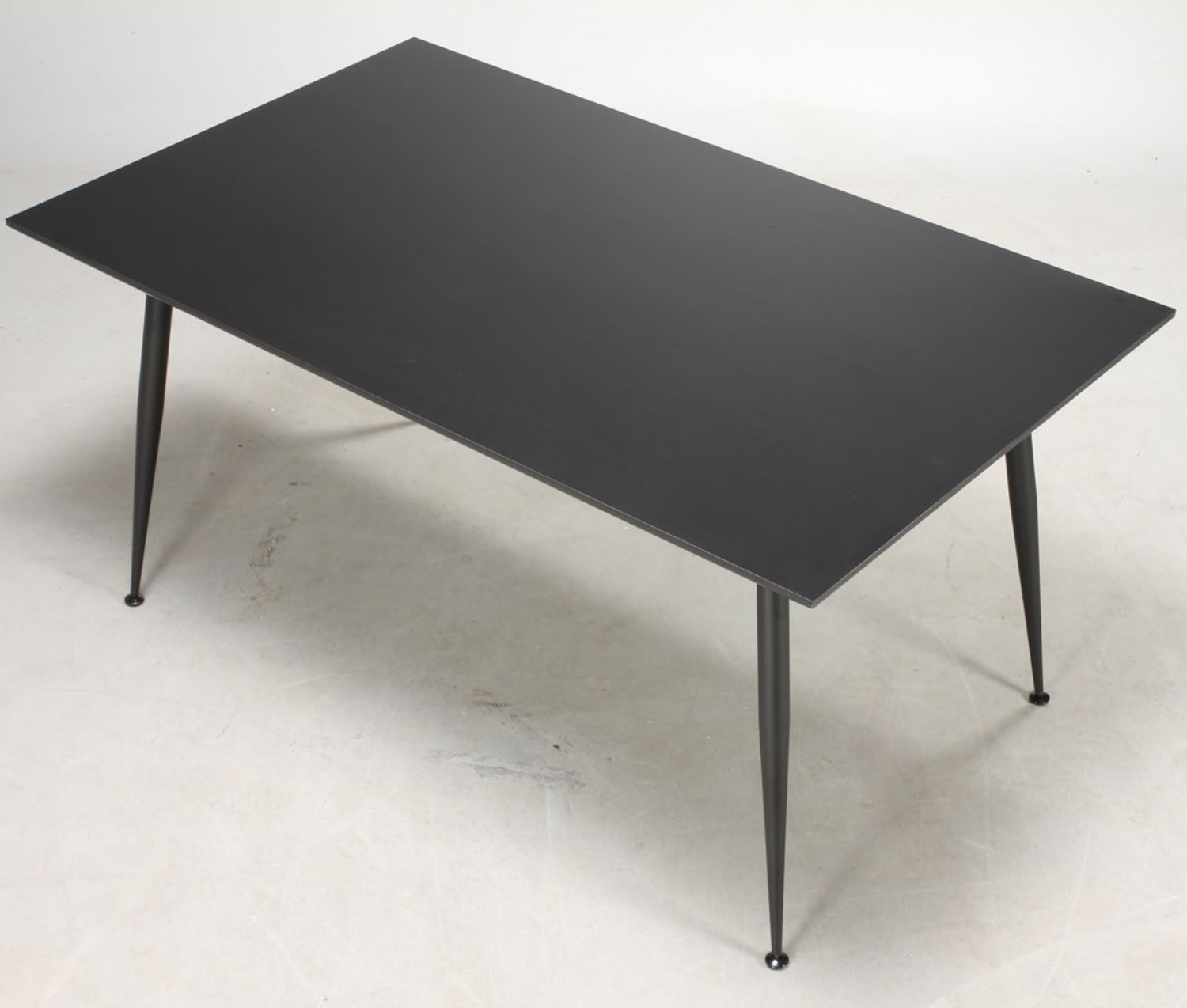Billede af Spacey - Rektangulært spisebord i sort linoleum med metalben 120 x 80 cm
