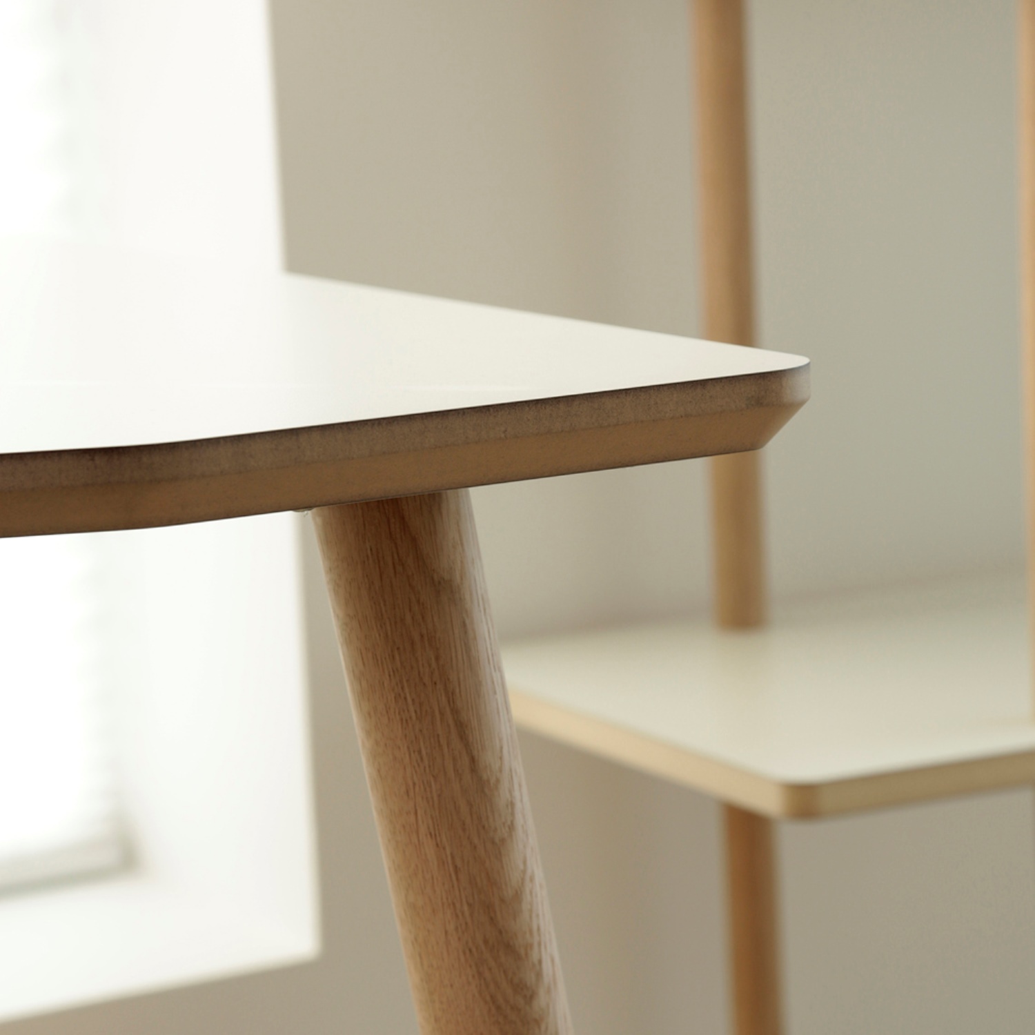 Dimm Skrivebord, hvid højtrykslaminat, ege ben - - 3-Nordic