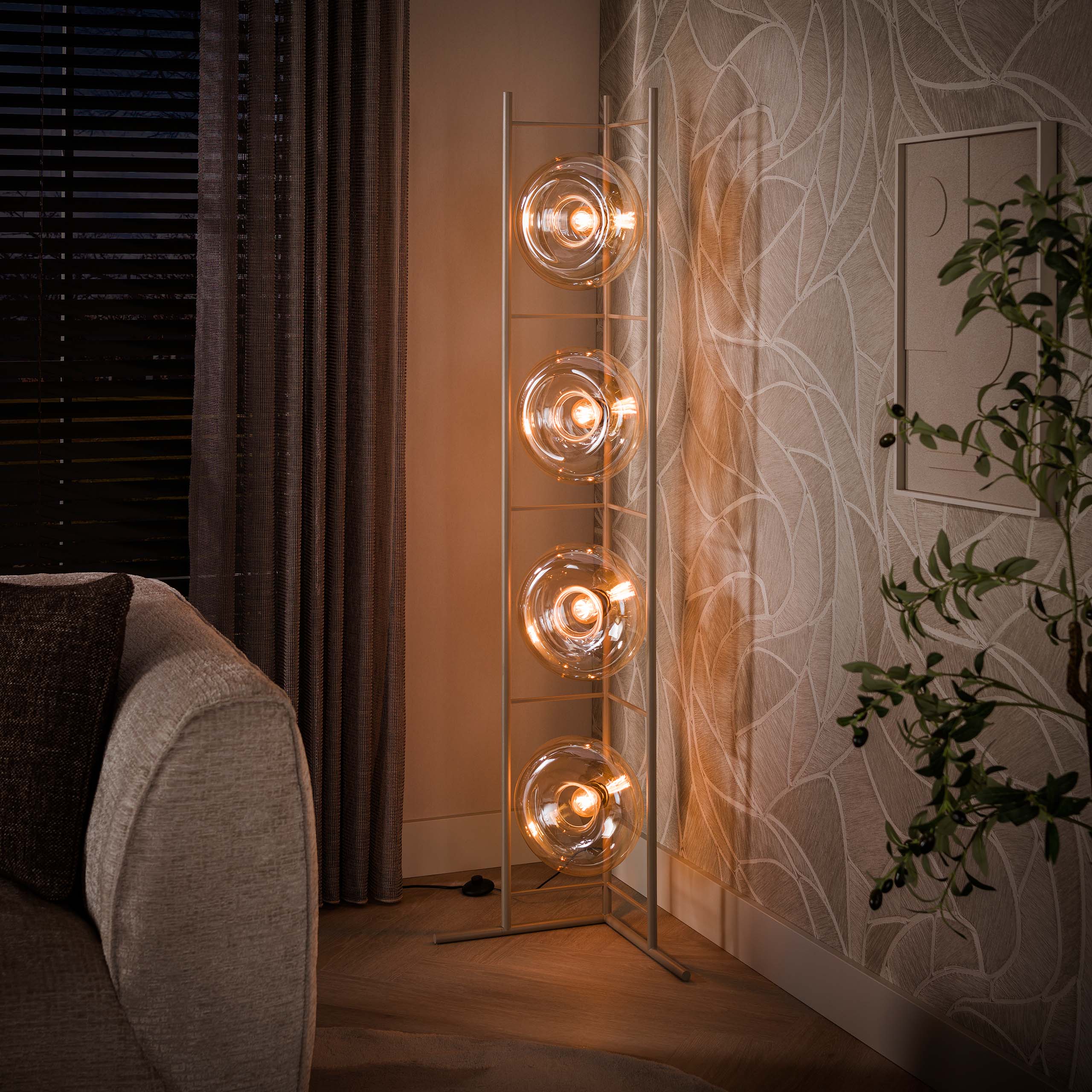 Iris- Gulvlampe i lys ravfarvet glas og beige metal Levering med pære(r)