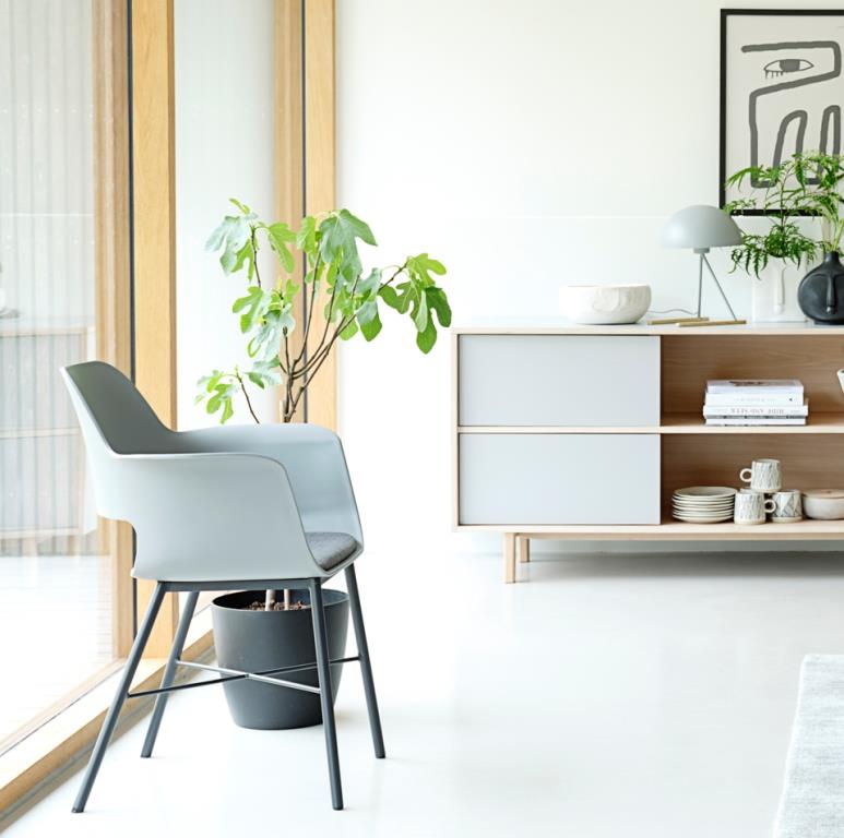 peber Levere gryde Whiper spisebordsstol med armlæn, hvid plast og sort metal -  Spisebordsstole - 3-Nordic