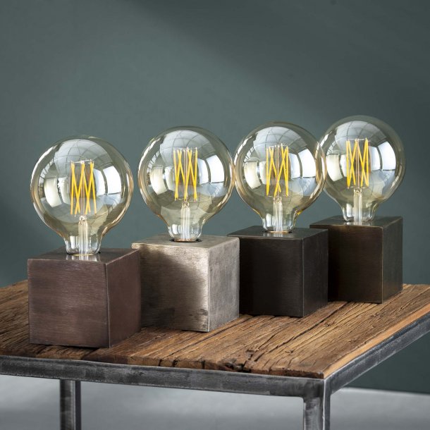 Cube - Bordlampe i metal med finish i sort nikkel