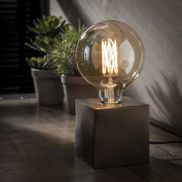 Cube - Bordlampe i metal med finish i sort nikkel