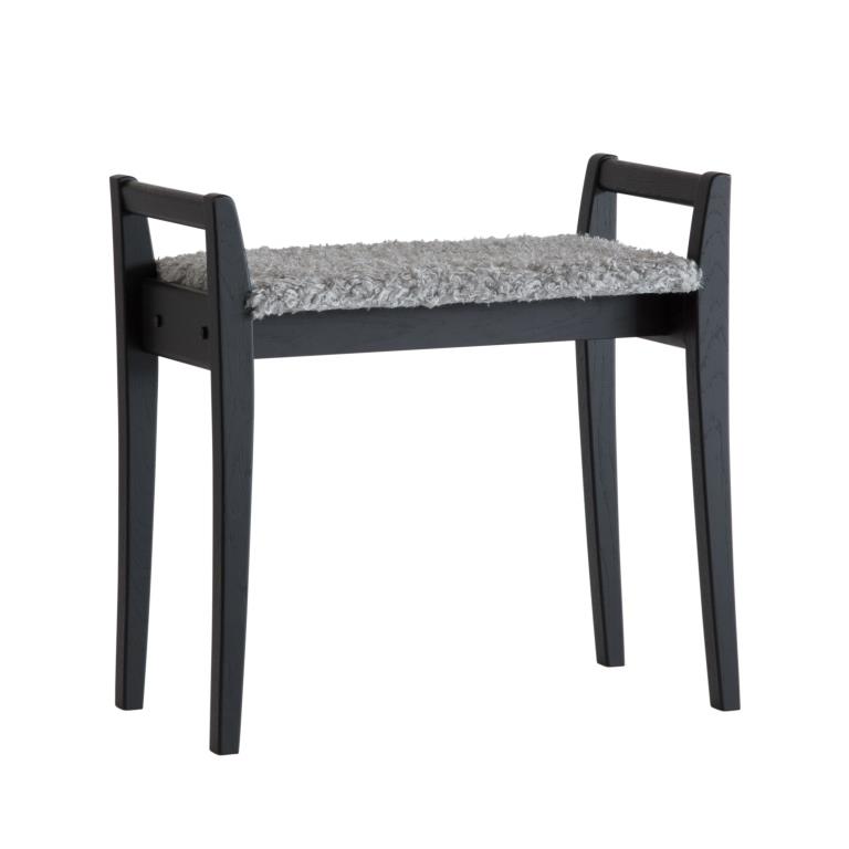 Meja - Stol i sort eg med en bredde på 58 cm. Lysegrå fåreskindslook
