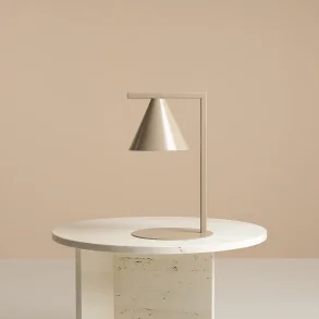 Frigg- Bordslampa i beige metall