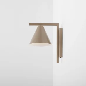 Frigg - Vgglampa i beige metall