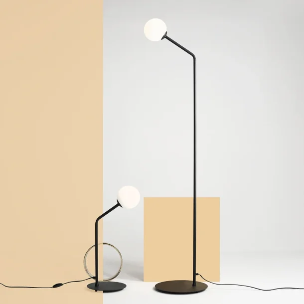 Limelight - Gulvlampe i sort metal og hvidt glas