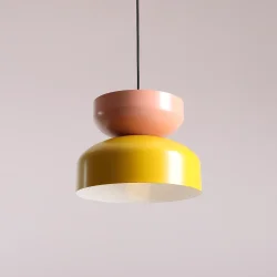 Color - Pendel i sennepsgul og koral farvet metal