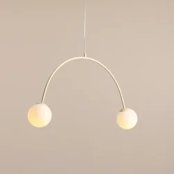 Twiggy - Loftlampe i cremefarvet metal og 2 hvide glaskupler, bredde 84 cm.