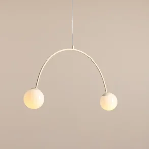 Twiggy - Loftlampe i cremefarvet metal og 2 hvide glaskupler, bredde 84 cm.