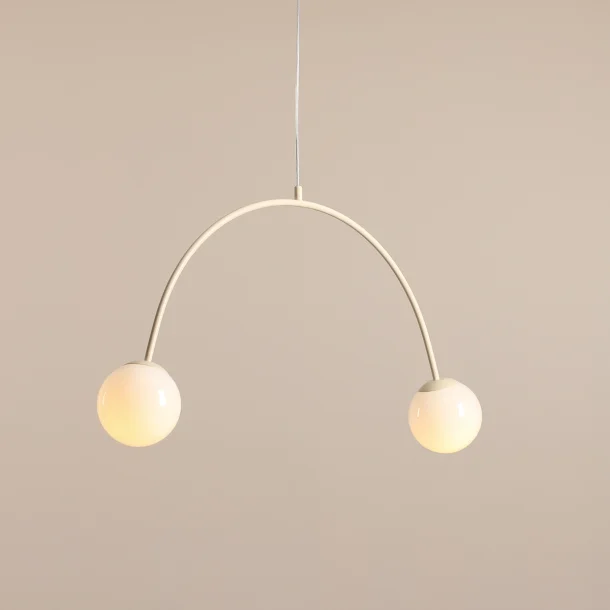 Twiggy - Taklampa i krmfrgad metall och 2 vita glaskupor, bredd 84 cm.