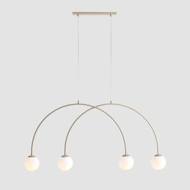 Twiggy - Loftlampe i beige farvet metal og 4 hvide glaskupler, bredde 130 cm.