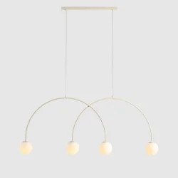 Twiggy - Loftlampe i cremefarvet metal og 4 hvide glaskupler, bredde 149 cm.