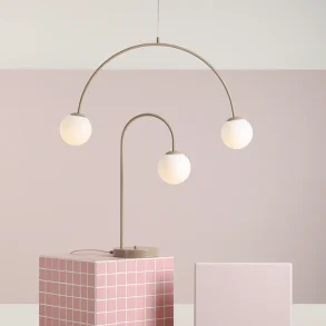 Twiggy - Loftlampe i beigefarvet metal og 2 hvide glaskupler, bredde 84 cm.