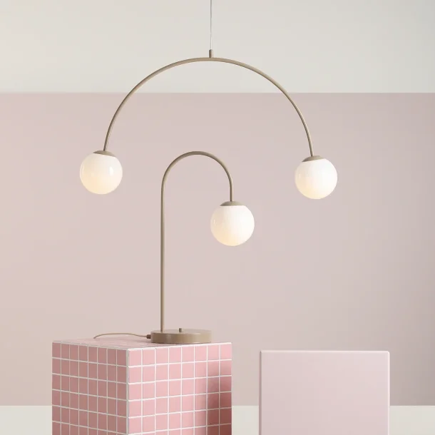 Twiggy - Taklampa i beige metall och 2 vita glaskupor, bredd 84 cm.