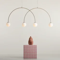 Twiggy - Loftlampe i beige farvet metal og 4 hvide glaskupler, bredde 149 cm.