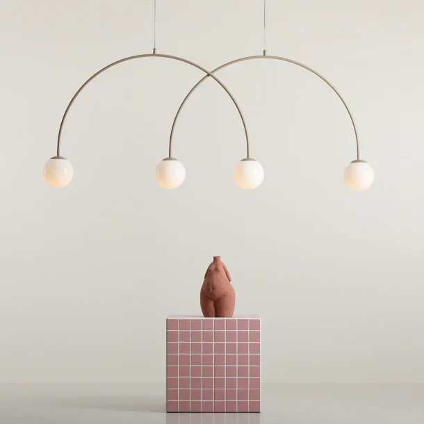  Twiggy - Taklampa i beigefrgad metall och 4 vita glaskupoler, bredd 149 cm.
