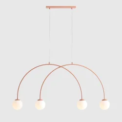 Twiggy - Loftlampe i koral farvet metal og 4 hvide glaskupler, bredde 130 cm.