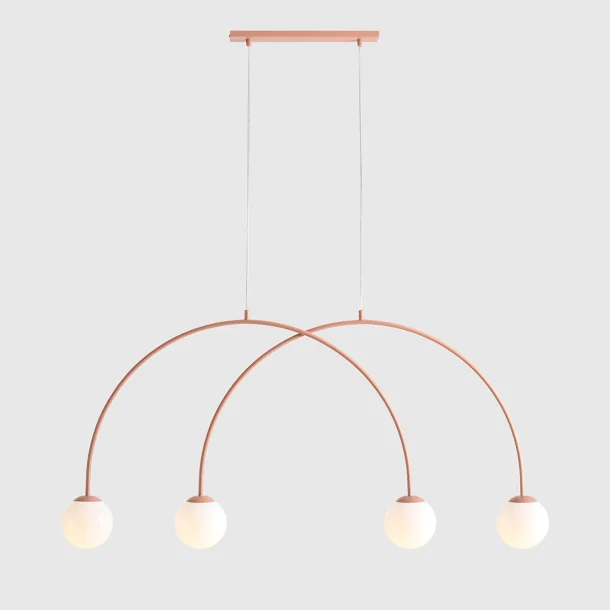 Twiggy - Loftlampe i koral farvet metal og 4 hvide glaskupler, bredde 130 cm.