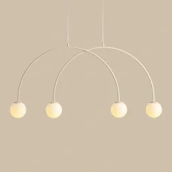 Twiggy - Loftlampe i cremefarvet metal og 4 hvide glaskupler, bredde 130 cm.