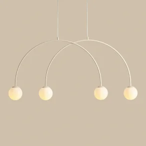 Twiggy - Loftlampe i cremefarvet metal og 4 hvide glaskupler, bredde 130 cm.