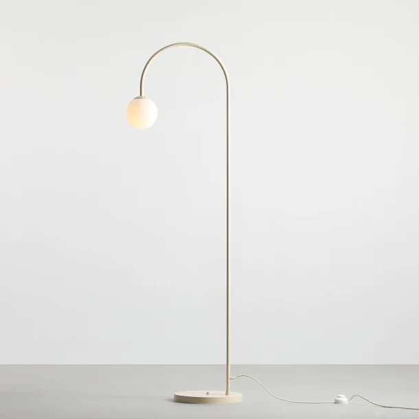 Twiggy - Golvlampa i krmfrgad metall och vitt glas