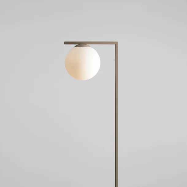 Moma - Gulvlampe i beige metal og hvidt glas