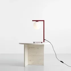 Moma - Bordlampe i vinrd metal og hvidt glas