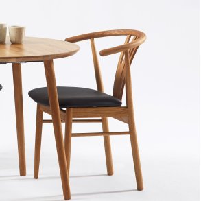 DC 58 - 2 Spisebordsstole i eg og sort lder