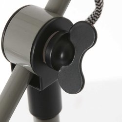 Brandon - bordlampe i tre metalfarver