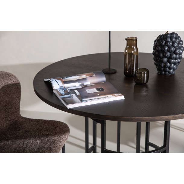 Dania - Spisebord i brunfarvet egefiner, diameter 115 cm.