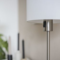Taylor - bordlampe i stl og hvidt stof