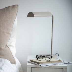 Conner - Bordlampe i beige metal