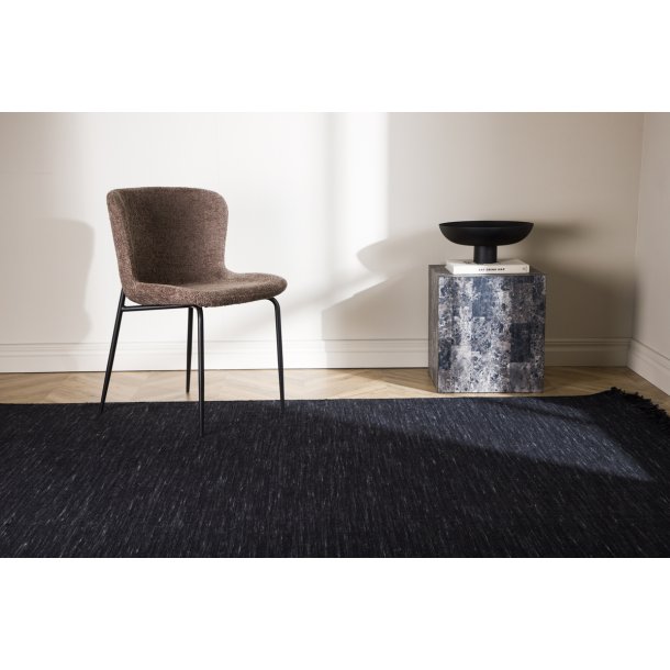 Ginger- Tppe i sort uld, 250 x 350 cm.