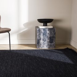 Ginger- Tppe i sort uld, 250 x 350 cm.