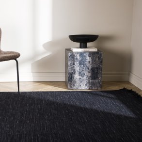 Ginger- Tppe i sort uld, 250 x 350 cm.