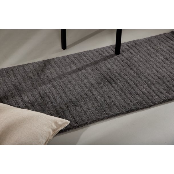 Popolo  - Entre tppe i mrkegr uld, 72 x 200 cm.