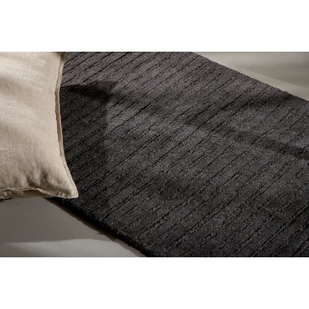 Popolo  - Entre tppe i mrkegr uld, 72 x 200 cm.