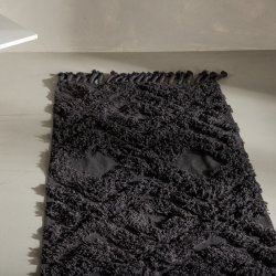 Zell - Entre tppe i mrkegr bomuld, 70 x 200 cm.