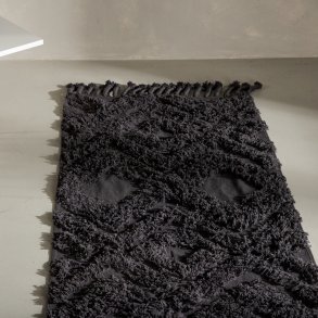 Zell - Entre tppe i mrkegr bomuld, 70 x 200 cm.