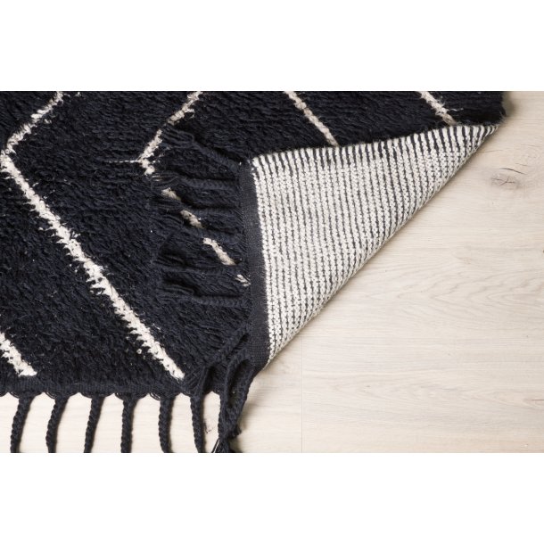 Nighty- Tppe i sort uld, 250 x 350 cm.