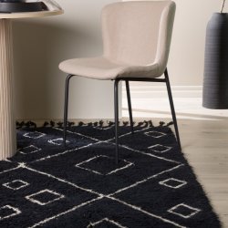 Nighty- Tppe i sort uld, 250 x 350 cm.