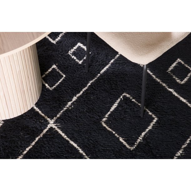 Nighty- Tppe i sort uld, 250 x 350 cm.