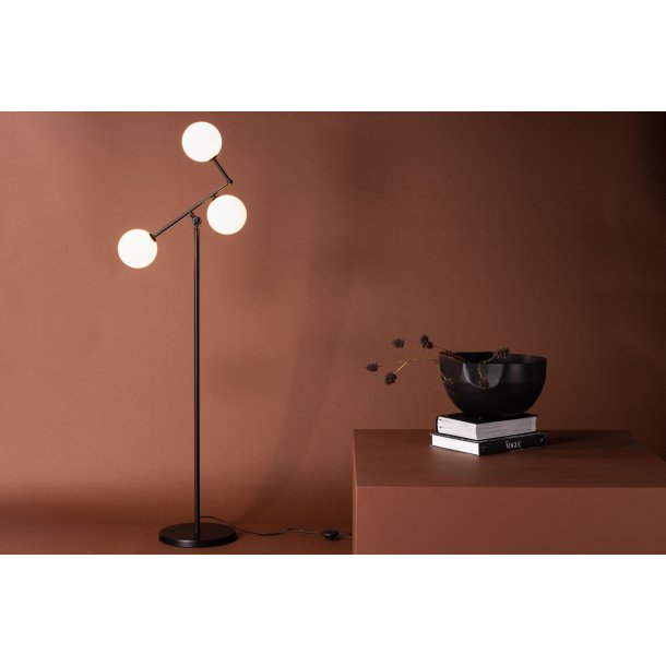Morton - Gulvlampe i sort metal og glas