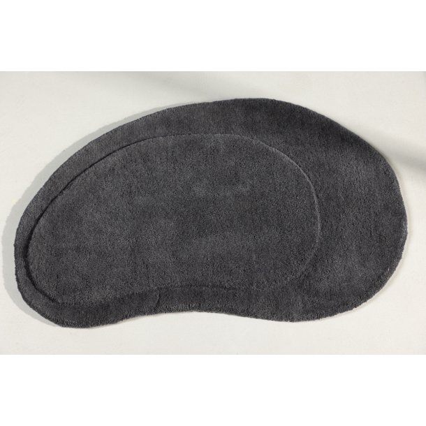 Packo - Drmtte i mrkegr uld, 50 x 75 cm.