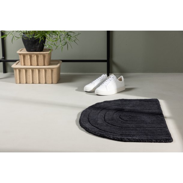 Olav - Drmtte i sort uld, 50 x 80 cm.