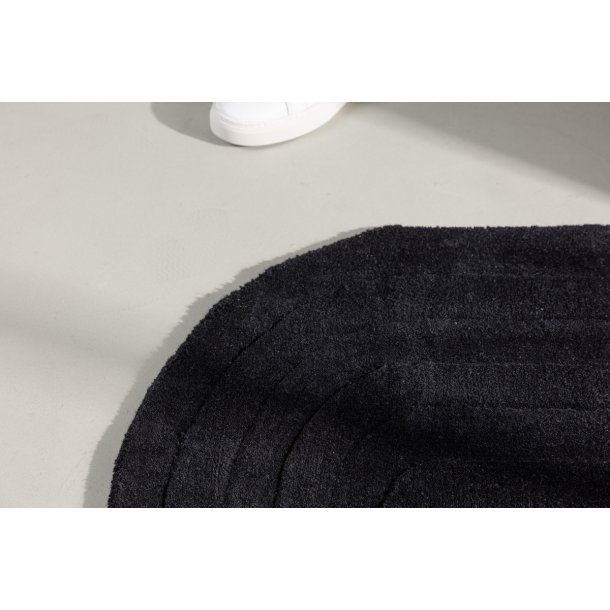 Olav - Drmtte i sort uld, 50 x 80 cm.