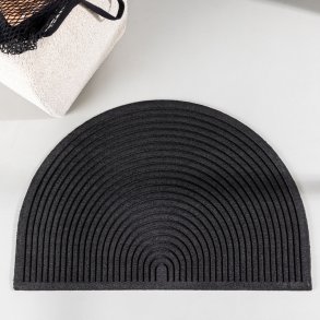 Teo - Drmtte i sort, halvcirkel i strrelse 60 x 90 cm.