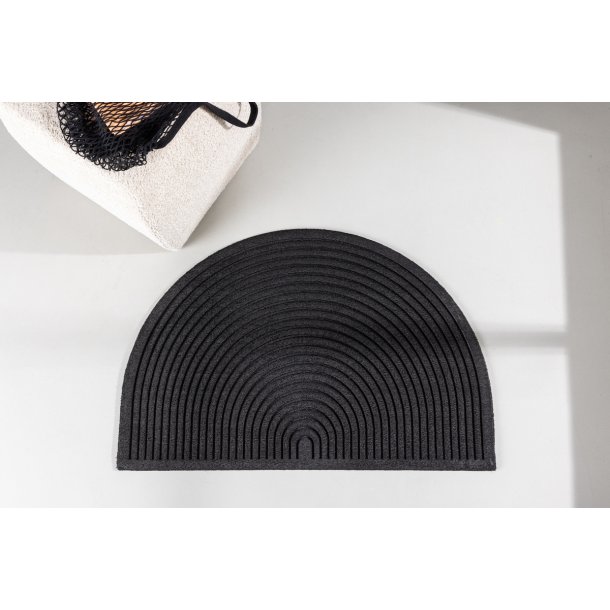 Teo - Drmtte i sort, halvcirkel i strrelse 60 x 90 cm.