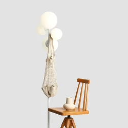 Dizzy - Gulvlampe i hvid metal og hvidt glas