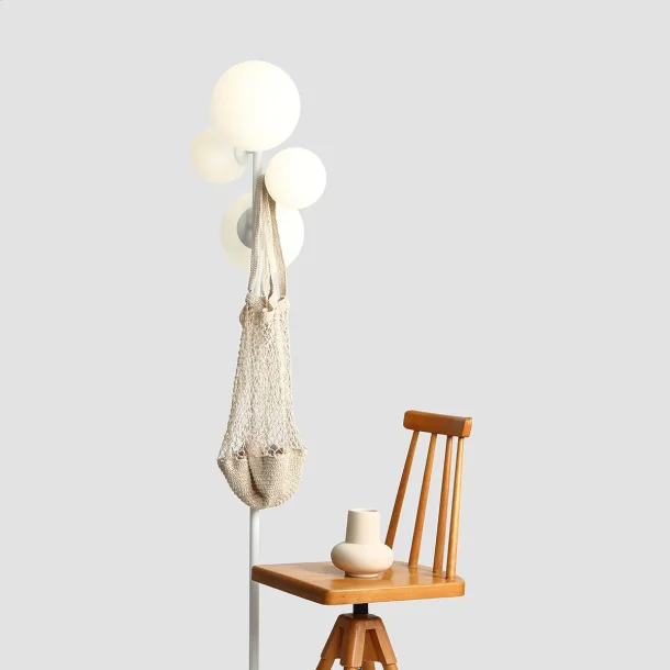 Dizzy - Gulvlampe i hvid metal og hvidt glas